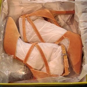 Itzel Tuscan sun by Gianni Bini